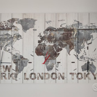 Quadro carta geografica con orologio
