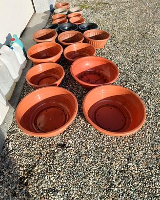 20 fioriere/ciotole rotonde  in materiale plastico