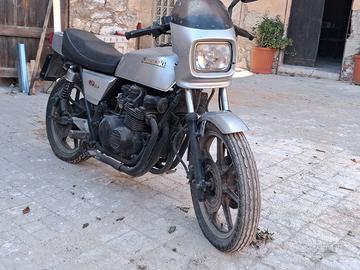 Kawasaki Gpz 550 da restaurare
