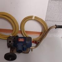 Pompa autoadescante per vino