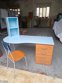 Scrivania “Nuvola” con seggiola e mensola a cubo