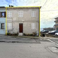 AMPIA CASA INDIPENDENTE SU DUE LIVELLI con SPAZI G