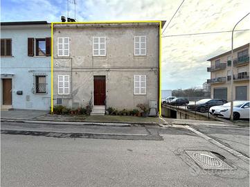 AMPIA CASA INDIPENDENTE SU DUE LIVELLI con SPAZI G