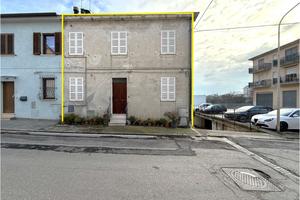 AMPIA CASA INDIPENDENTE SU DUE LIVELLI con SPAZI G