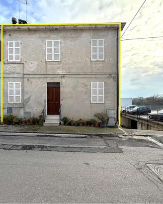 AMPIA CASA INDIPENDENTE SU DUE LIVELLI con SPAZI G