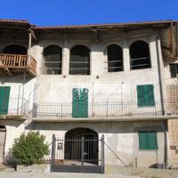 CASA INDIPENDENTE SU 3 LATI CON GIARDINO!