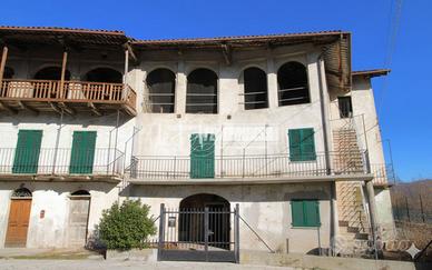 CASA INDIPENDENTE SU 3 LATI CON GIARDINO!