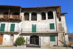 CASA INDIPENDENTE SU 3 LATI CON GIARDINO!