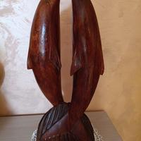 Vecchia scultura etnica in legno di due delfini 