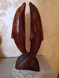 Vecchia scultura etnica in legno di due delfini 