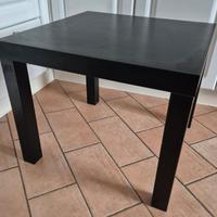 Tre tavolini quadrati neri