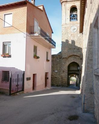 Palazzina cielo-terra con giardino in borgo
