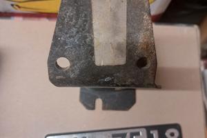 Alfa Romeo 75  supporto motore e targhetta