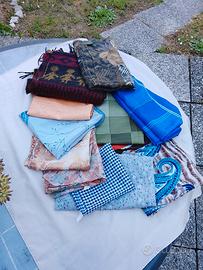 Set 10 foulard e 2 sciarpe pesanti.
