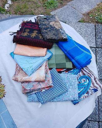 Set 10 foulard e 2 sciarpe pesanti.