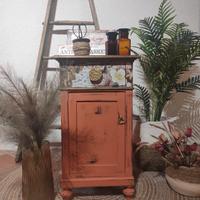 Mobiletto in noce restaurato in stile Country Chic