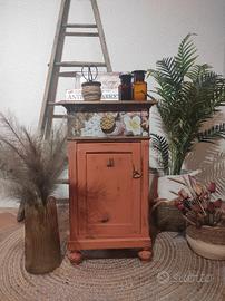 Mobiletto in noce restaurato in stile Country Chic
