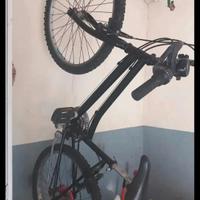 Bicicletta mountain bike nera