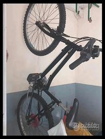 Bicicletta mountain bike nera