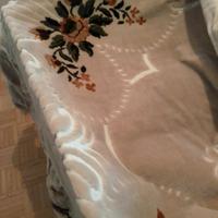 Coperta matrimoniale con due cuscini quadrati