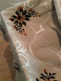 Coperta matrimoniale con due cuscini quadrati