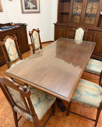 Tavolo in legno con 6 sedie