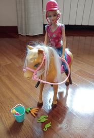 Barbie con cavallo e piccoli accessori