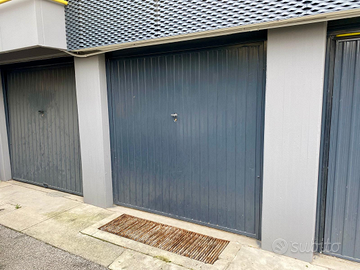 Centro studi - Garage in cortile privato