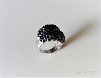 Anello con pietre nere