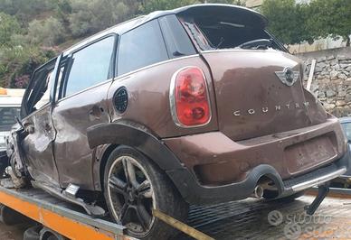 Mini Countryman incidentata 