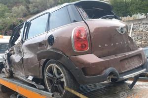 Mini Countryman incidentata 