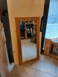 Specchio con cornice in legno