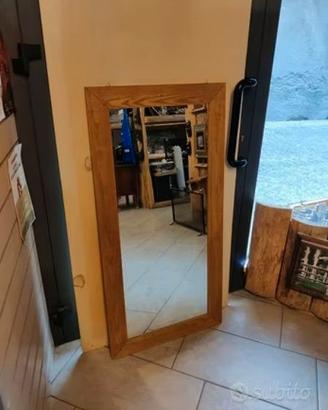 Specchio con cornice in legno