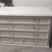 Cassettiera classica bianca con maniglie dorate