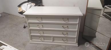 Cassettiera classica bianca con maniglie dorate