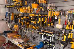 Attività di ferramenta e colori