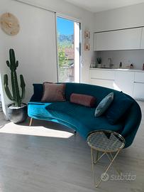 Divano in velluto color petrolio