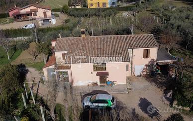 Casa indipendente con 4 camere e corte privata