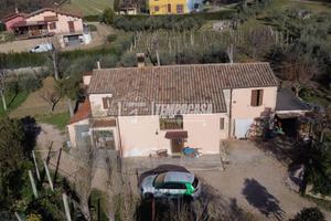 Soluzione indipendente con 4 camere, corte privata