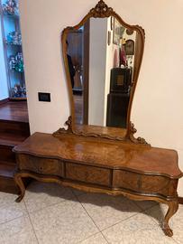 Toeletta vintage in legno intagliato e specchiera