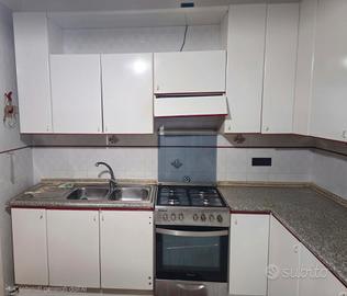 Cucina con Forno e piano a Gas