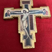 Antico crocifisso su legno e foglia oro