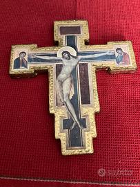 Antico crocifisso su legno e foglia oro