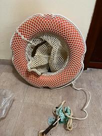 Salvagente anulare arancione con rete e ancora