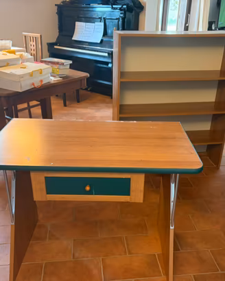 scrittoio con libreria per bambini/ragazzi e divan