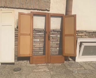 Vecchia antica finestra in legno massello 2 ante