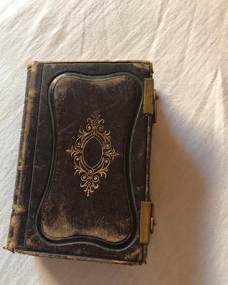 Antico libro di preghiere tascabile in francese