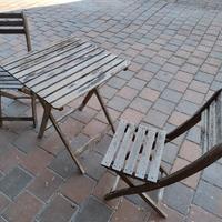 tavolino e sedie in legno da esterno