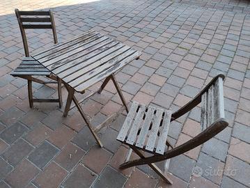 tavolino e sedie in legno da esterno