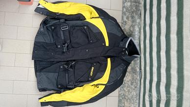 giubbotto da moto tecnico realizzato da Dainese in